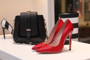Moda na wiązane buty – stylowy dodatek do różnych stylizacji