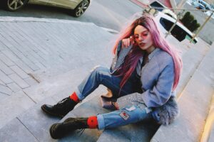 Moda na sukienki z falbanami – romantyczny dodatek na różne okazje